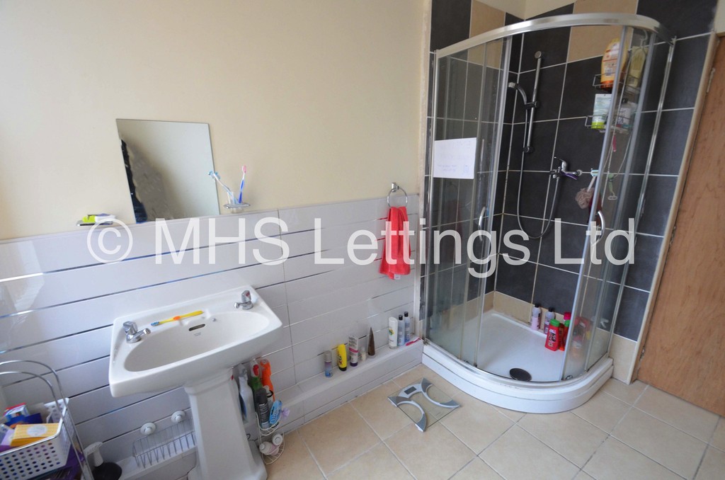 Photo of 5 Bedroom Mid Terraced House in 20 Norwood Terrace, Leeds, LS6 1EA