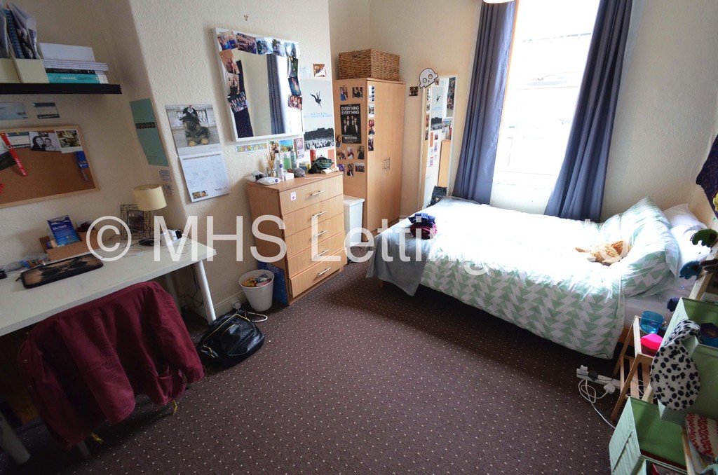 Photo of 5 Bedroom Mid Terraced House in 20 Norwood Terrace, Leeds, LS6 1EA