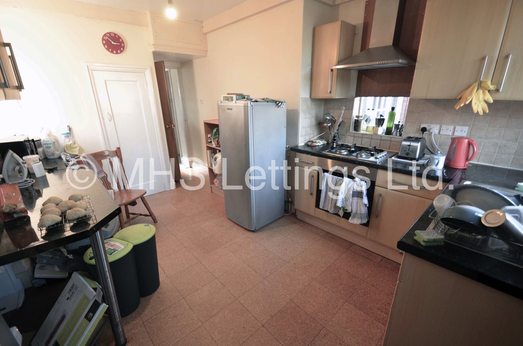 Photo of 4 Bedroom Semi-Detached House in 28 Becketts Park Drive, Leeds, LS6 3PB