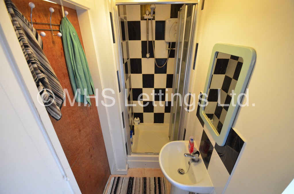 Photo of 5 Bedroom Semi-Detached House in 7 Newport View, Leeds, LS6 3BX