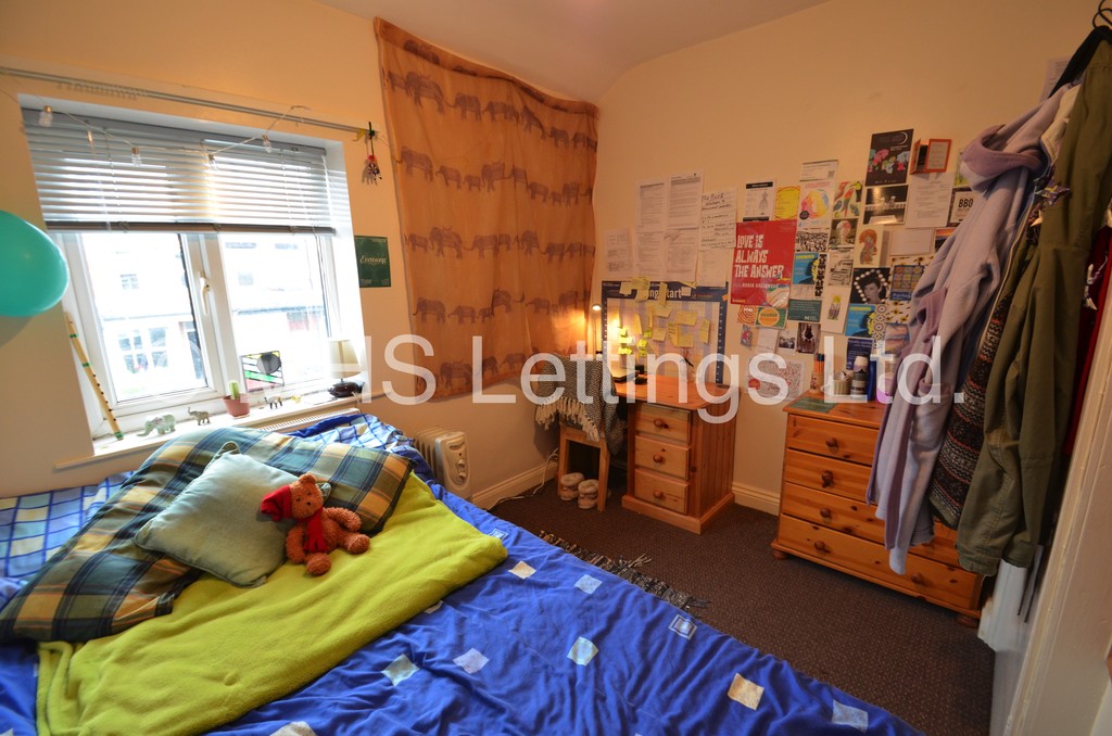 Photo of 5 Bedroom Semi-Detached House in 7 Newport View, Leeds, LS6 3BX