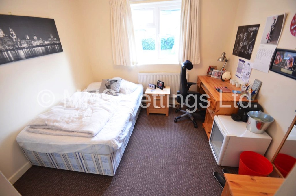 Photo of 5 Bedroom Semi-Detached House in 7 Newport View, Leeds, LS6 3BX