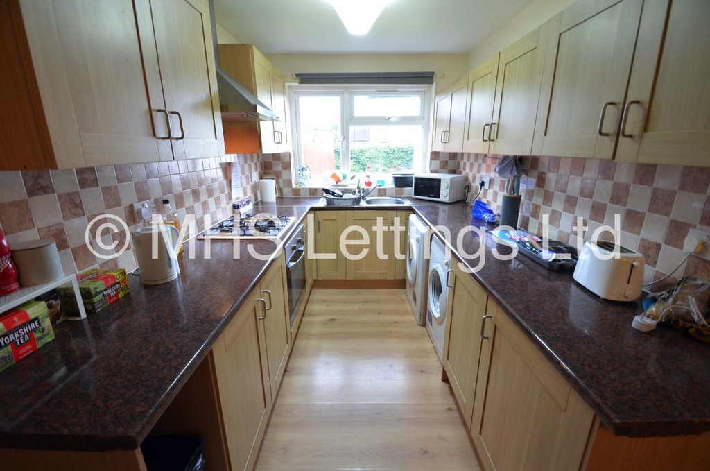 Photo of 5 Bedroom Semi-Detached House in 7 Newport View, Leeds, LS6 3BX