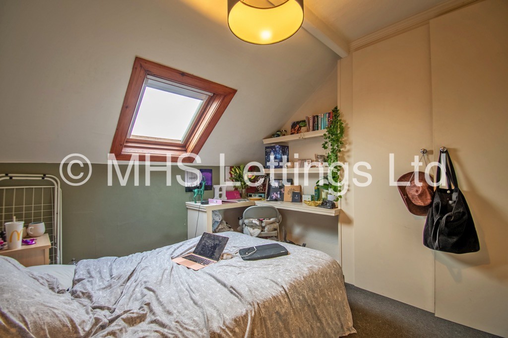 Photo of 4 Bedroom End Terraced House in 4 Broomfield View, Leeds, LS6 3DH