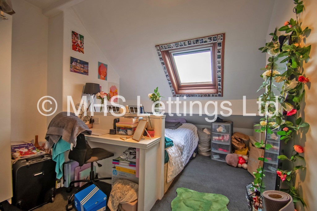 Photo of 4 Bedroom End Terraced House in 4 Broomfield View, Leeds, LS6 3DH