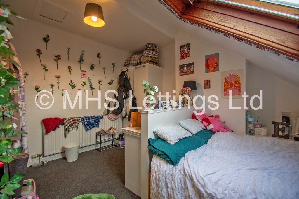 Photo of 4 Bedroom End Terraced House in 4 Broomfield View, Leeds, LS6 3DH