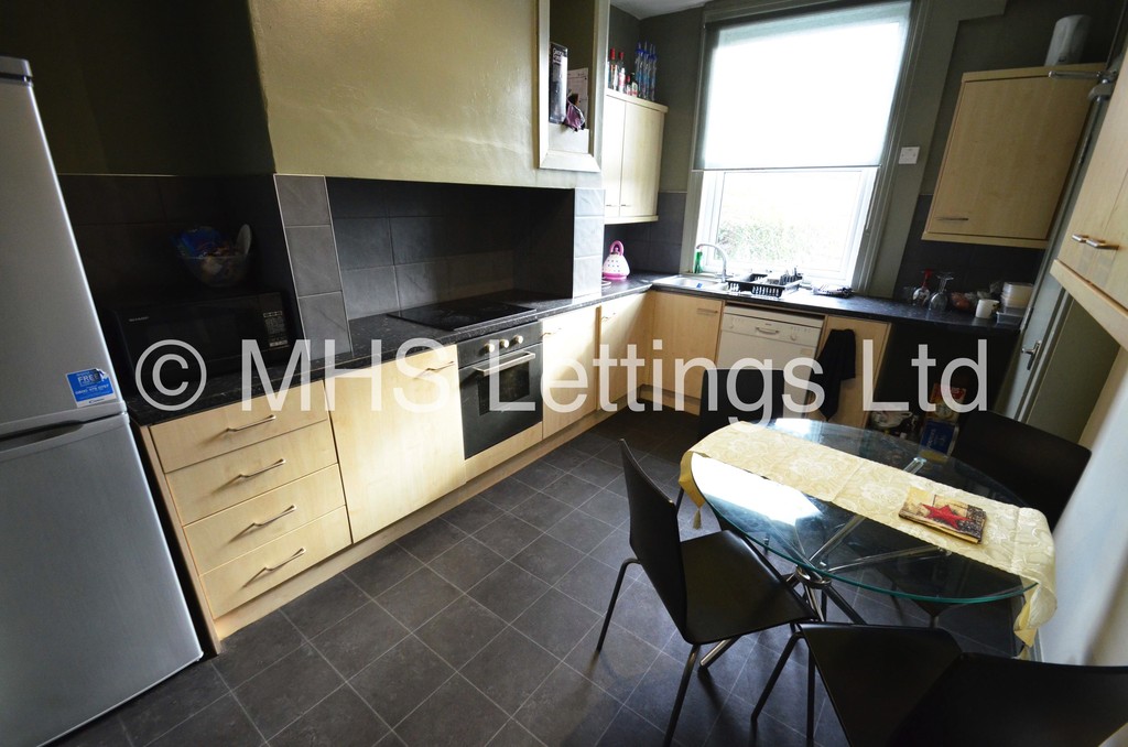 Photo of 4 Bedroom End Terraced House in 4 Broomfield View, Leeds, LS6 3DH