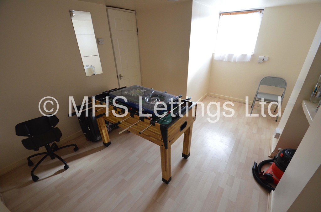 Photo of 4 Bedroom End Terraced House in 4 Broomfield View, Leeds, LS6 3DH