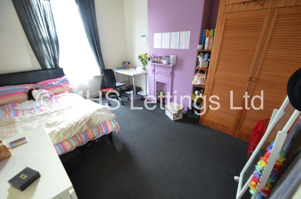 Photo of 4 Bedroom End Terraced House in 4 Broomfield View, Leeds, LS6 3DH