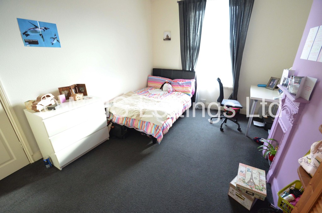 Photo of 4 Bedroom End Terraced House in 4 Broomfield View, Leeds, LS6 3DH