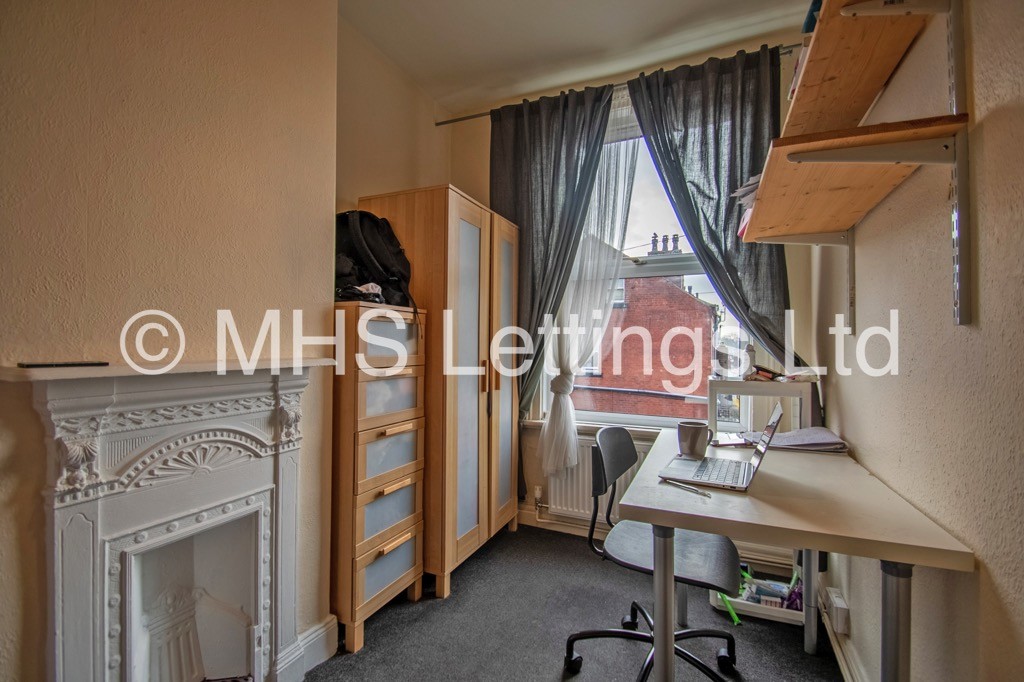 Photo of 4 Bedroom End Terraced House in 4 Broomfield View, Leeds, LS6 3DH