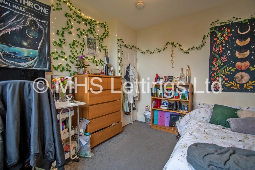 Photo of 5 Bedroom End Terraced House in 28 Clarkson View, Woodhouse, Leeds, LS6 2LB