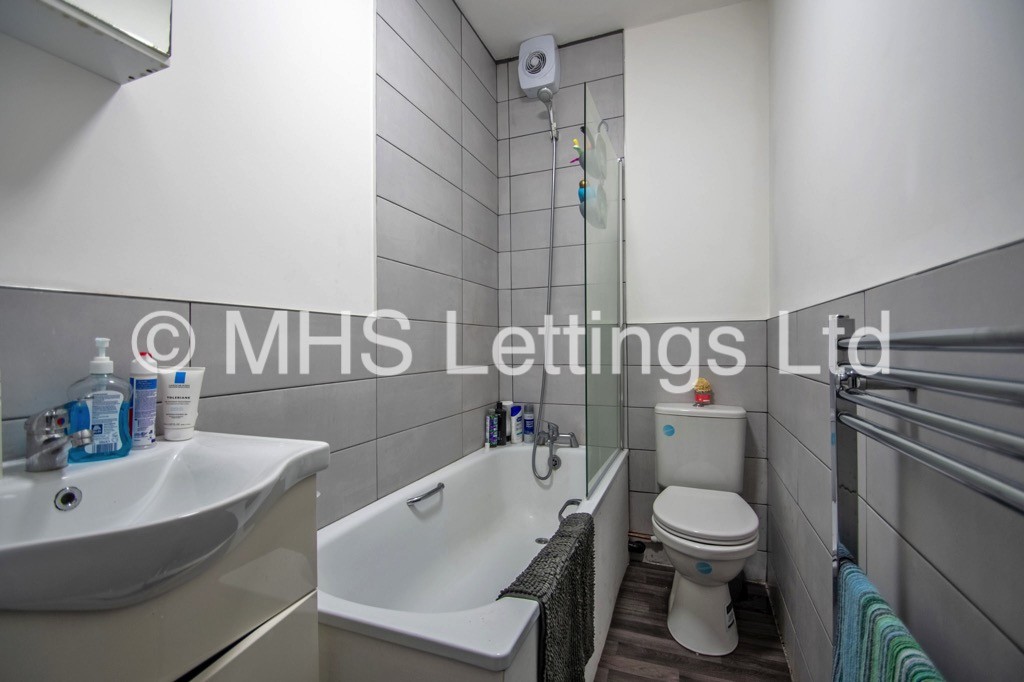 Photo of 5 Bedroom End Terraced House in 28 Clarkson View, Woodhouse, Leeds, LS6 2LB