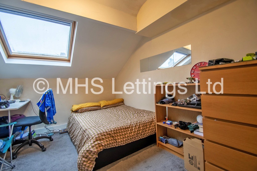 Photo of 5 Bedroom End Terraced House in 28 Clarkson View, Woodhouse, Leeds, LS6 2LB