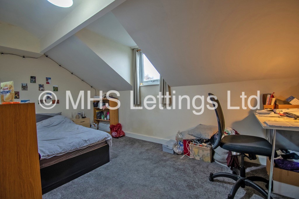 Photo of 5 Bedroom End Terraced House in 28 Clarkson View, Woodhouse, Leeds, LS6 2LB