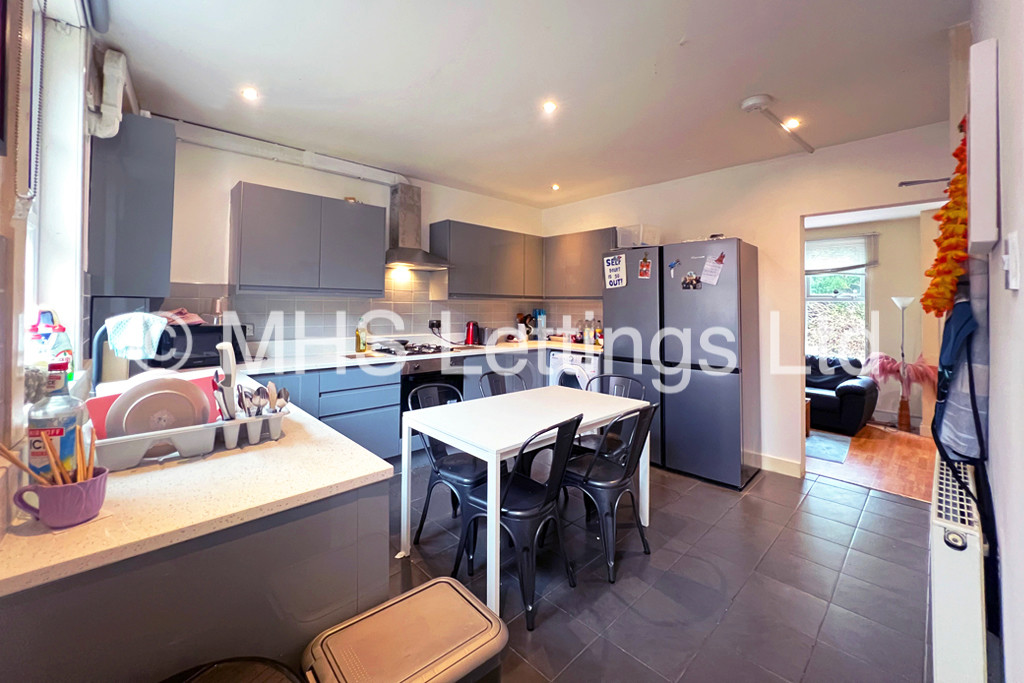 Photo of 5 Bedroom End Terraced House in 28 Clarkson View, Woodhouse, Leeds, LS6 2LB
