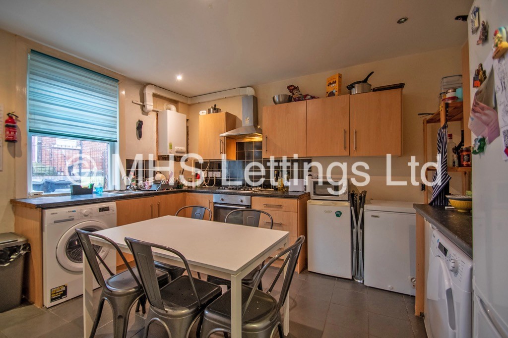 Photo of 5 Bedroom End Terraced House in 28 Clarkson View, Woodhouse, Leeds, LS6 2LB