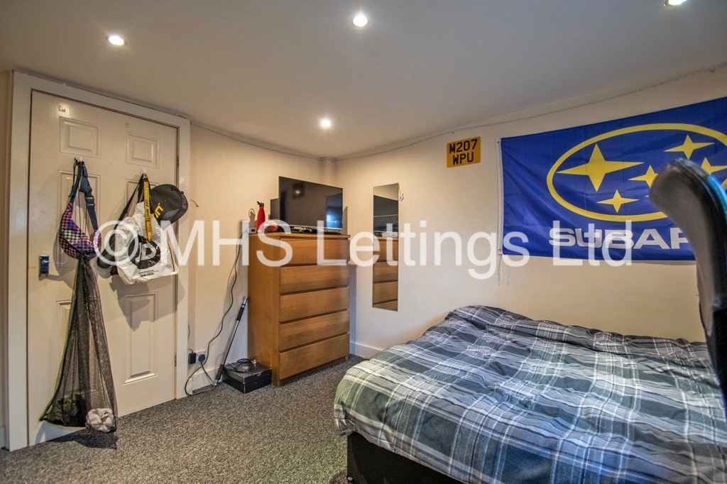 Photo of 5 Bedroom End Terraced House in 28 Clarkson View, Woodhouse, Leeds, LS6 2LB