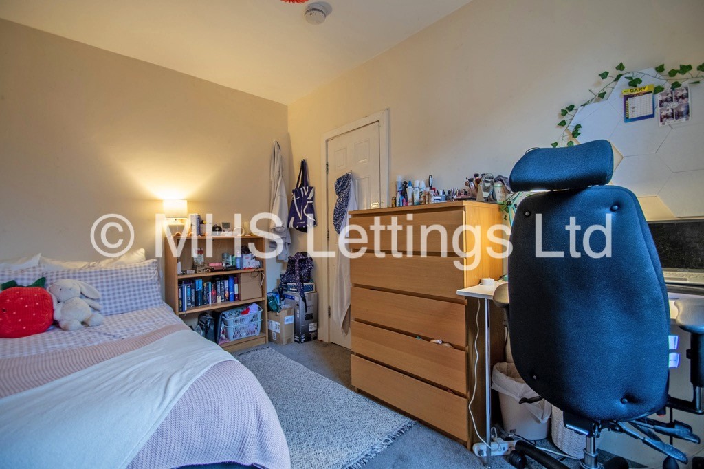 Photo of 5 Bedroom End Terraced House in 28 Clarkson View, Woodhouse, Leeds, LS6 2LB