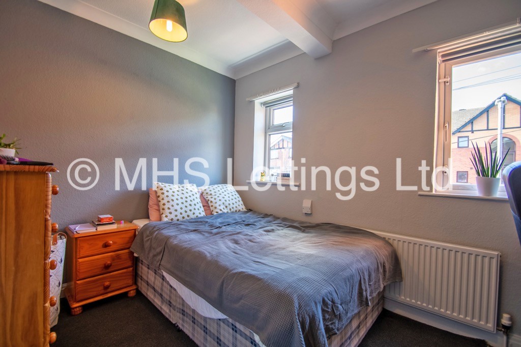 Photo of 3 Bedroom Mid Terraced House in 16 Hessle Road, Hyde Park, Leeds, LS6 1EH