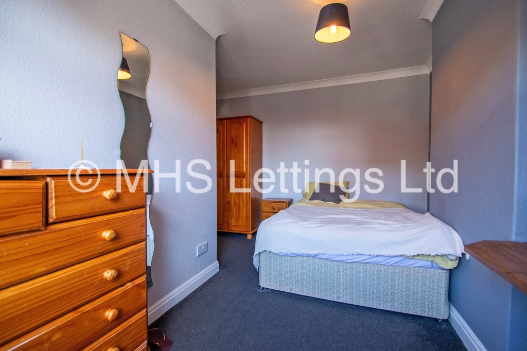 Photo of 3 Bedroom Mid Terraced House in 16 Hessle Road, Hyde Park, Leeds, LS6 1EH