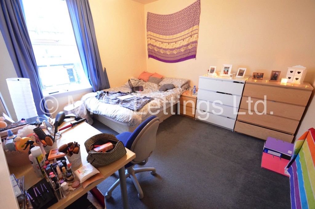 Photo of 4 Bedroom Mid Terraced House in 21 Grimthorpe Street, Leeds, LS6 3JU