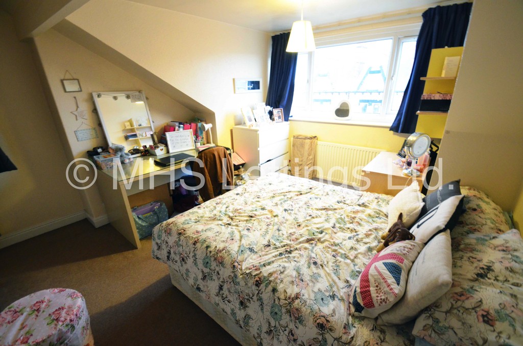 Photo of 4 Bedroom Mid Terraced House in 21 Grimthorpe Street, Leeds, LS6 3JU