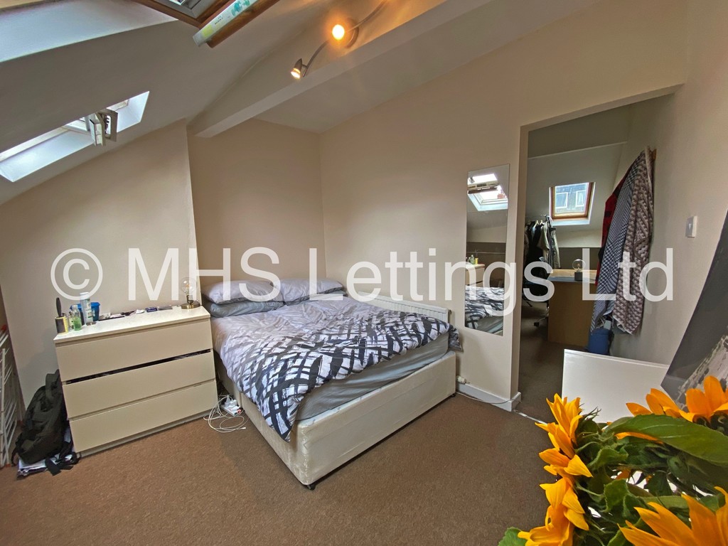 Photo of 3 Bedroom Mid Terraced House in 56 Beechwood View, Leeds, LS4 2LP