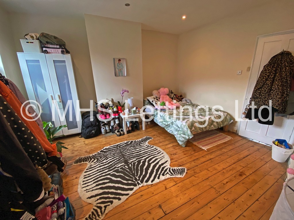 Photo of 3 Bedroom Mid Terraced House in 56 Beechwood View, Leeds, LS4 2LP