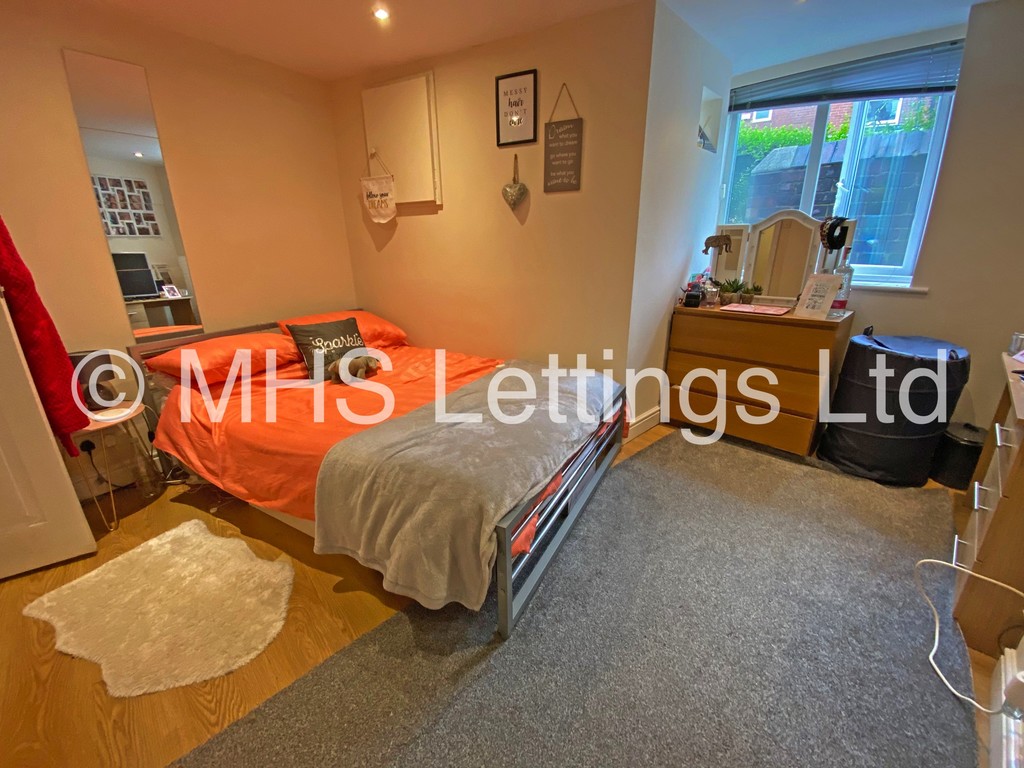 Photo of 3 Bedroom Mid Terraced House in 56 Beechwood View, Leeds, LS4 2LP