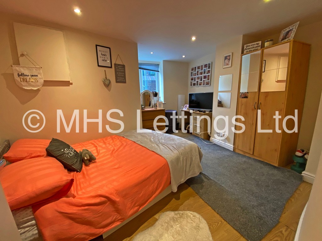 Photo of 3 Bedroom Mid Terraced House in 56 Beechwood View, Leeds, LS4 2LP
