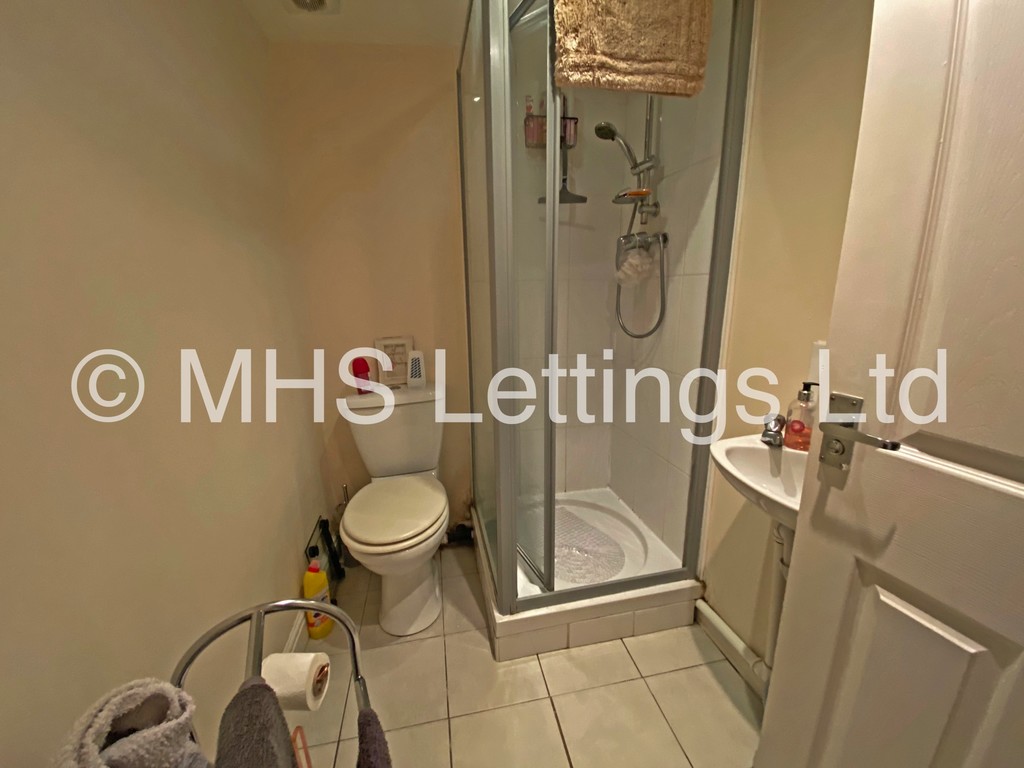 Photo of 3 Bedroom Mid Terraced House in 56 Beechwood View, Leeds, LS4 2LP