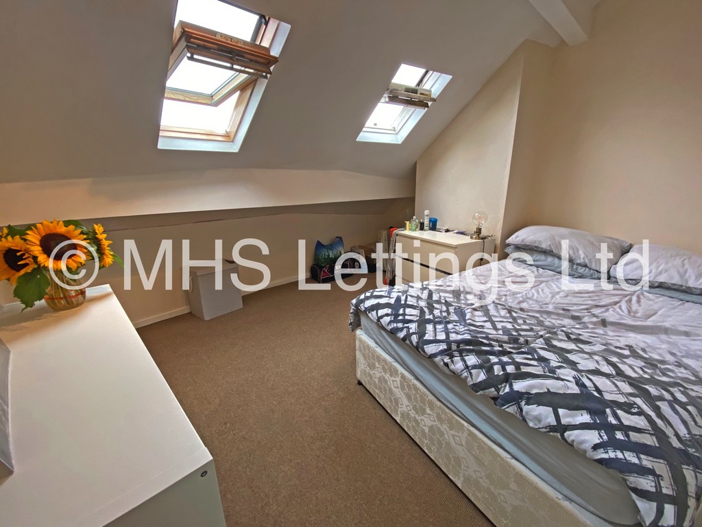 Photo of 3 Bedroom Mid Terraced House in 56 Beechwood View, Leeds, LS4 2LP