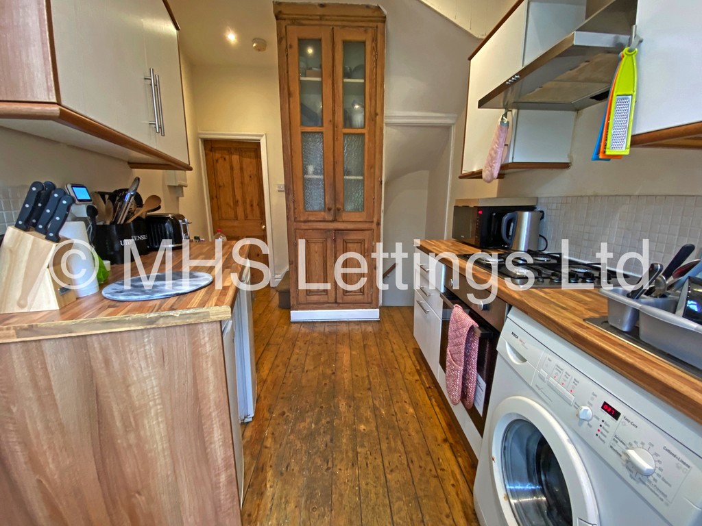 Photo of 3 Bedroom Mid Terraced House in 56 Beechwood View, Leeds, LS4 2LP