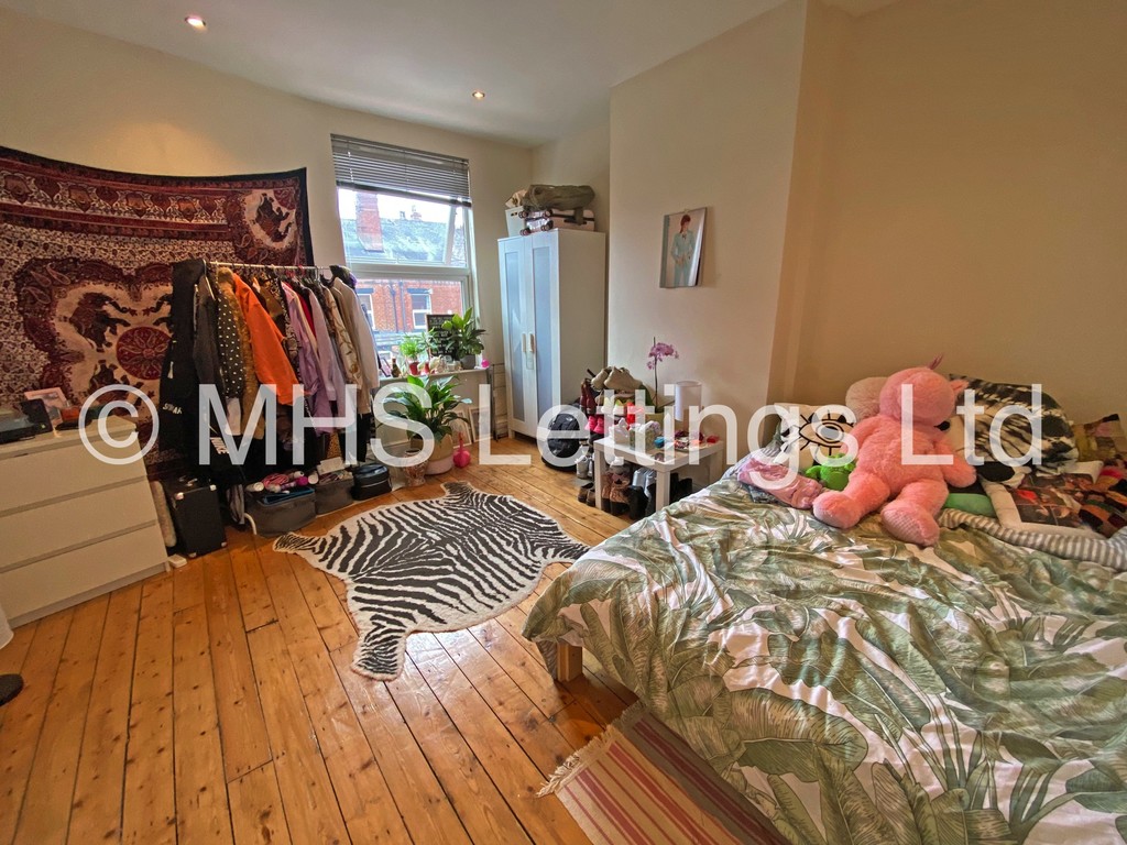 Photo of 3 Bedroom Mid Terraced House in 56 Beechwood View, Leeds, LS4 2LP