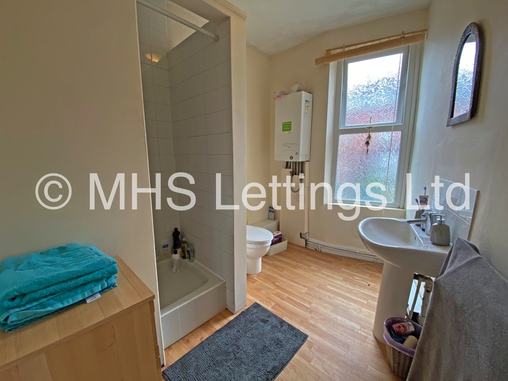 Photo of 3 Bedroom Mid Terraced House in 56 Beechwood View, Leeds, LS4 2LP