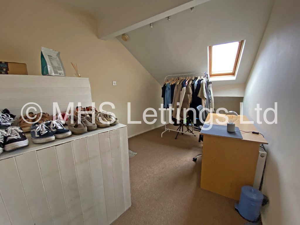 Photo of 3 Bedroom Mid Terraced House in 56 Beechwood View, Leeds, LS4 2LP