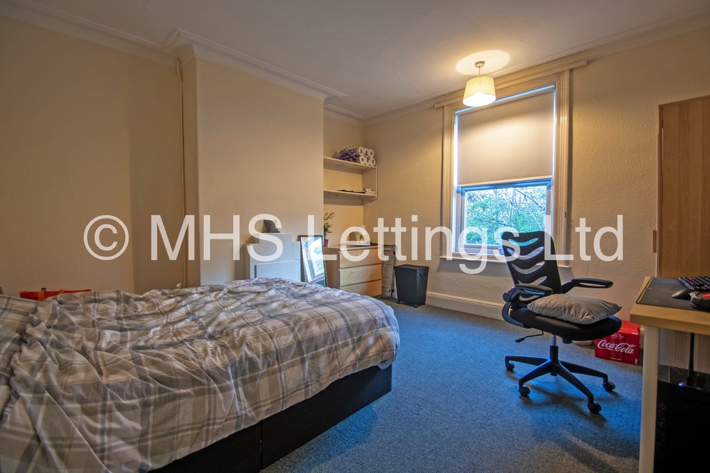 Photo of 5 Bedroom Mid Terraced House in 7 Norville Terrace, Leeds, LS6 1BS