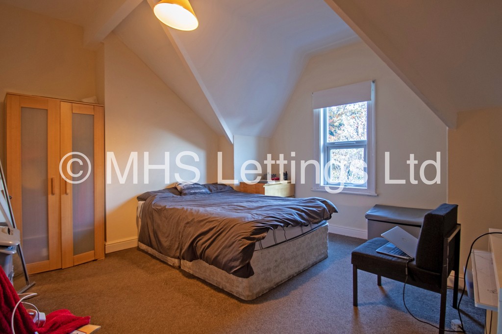 Photo of 5 Bedroom Mid Terraced House in 7 Norville Terrace, Leeds, LS6 1BS