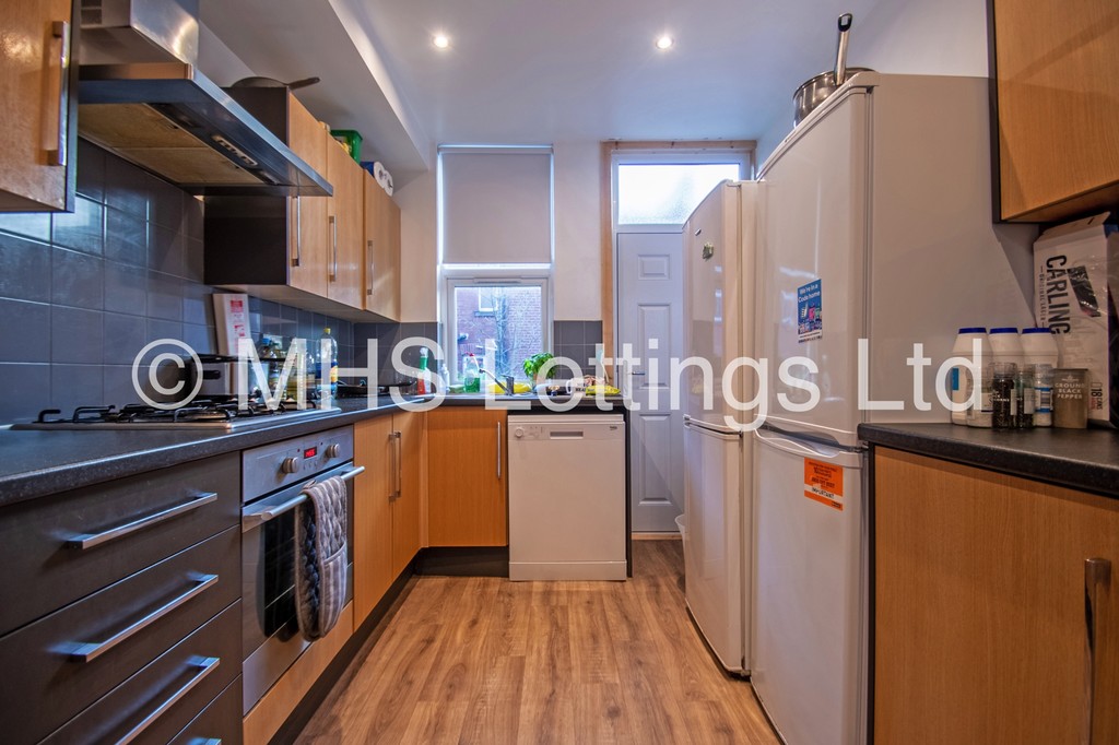 Photo of 5 Bedroom Mid Terraced House in 7 Norville Terrace, Leeds, LS6 1BS