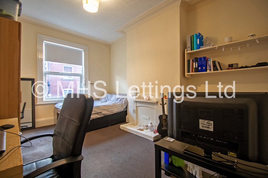 Photo of 5 Bedroom Mid Terraced House in 7 Norville Terrace, Leeds, LS6 1BS