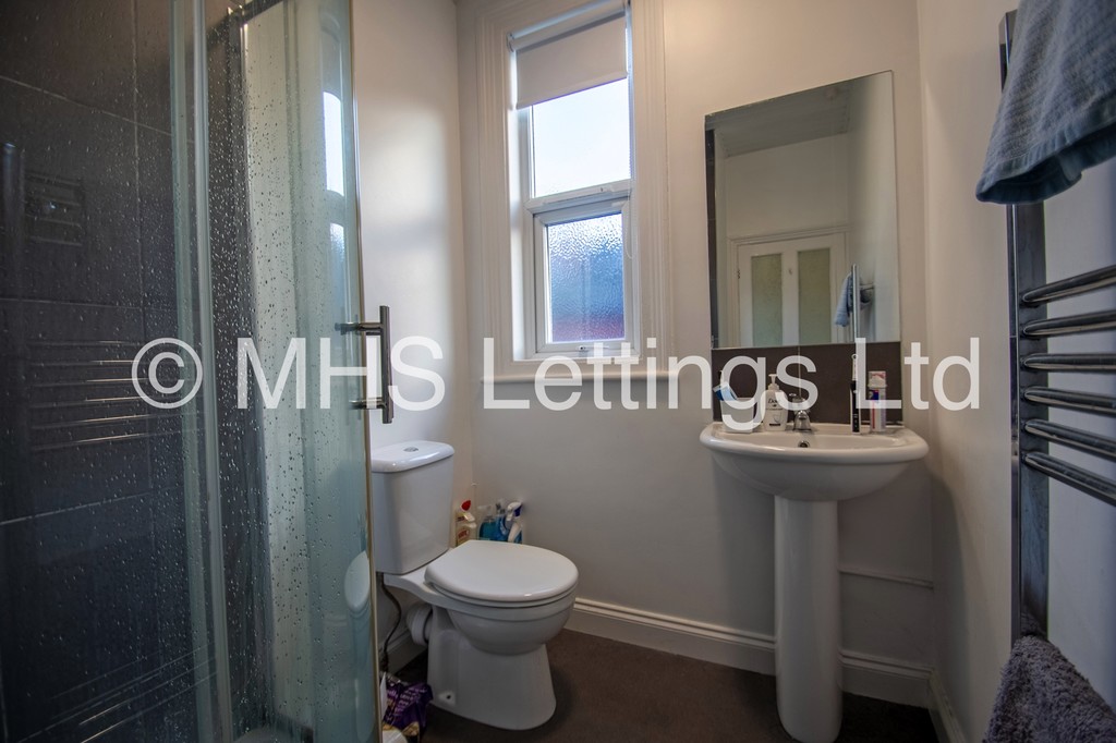 Photo of 5 Bedroom Mid Terraced House in 7 Norville Terrace, Leeds, LS6 1BS