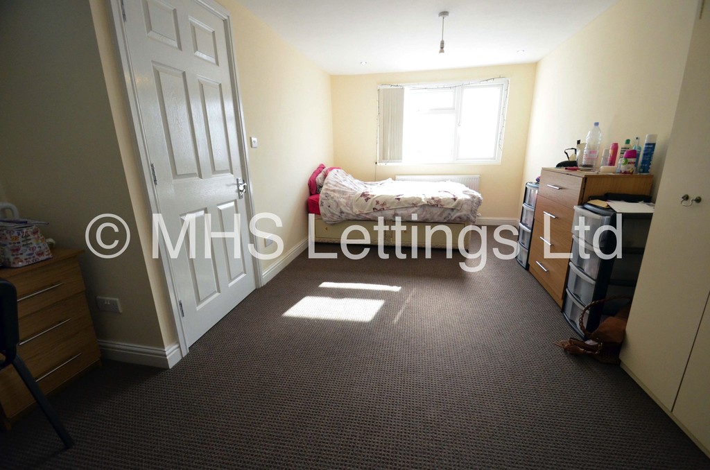 Photo of 4 Bedroom Semi-Detached House in 50 Walmsley Road, Leeds, LS6 1NG