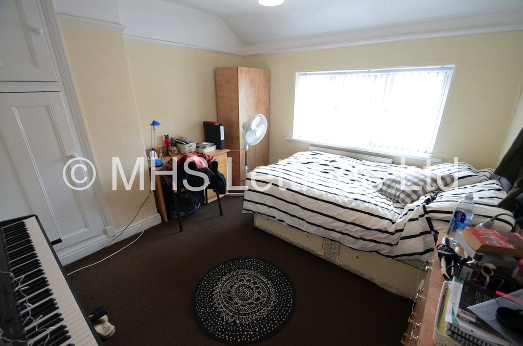 Photo of 4 Bedroom Semi-Detached House in 50 Walmsley Road, Leeds, LS6 1NG