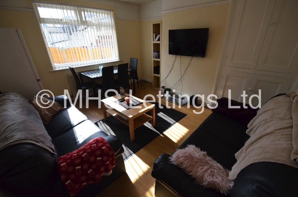 Photo of 4 Bedroom Semi-Detached House in 50 Walmsley Road, Leeds, LS6 1NG