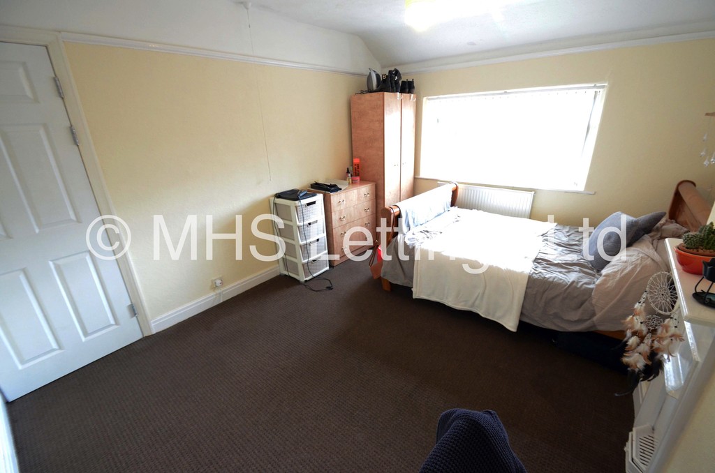 Photo of 4 Bedroom Semi-Detached House in 50 Walmsley Road, Leeds, LS6 1NG