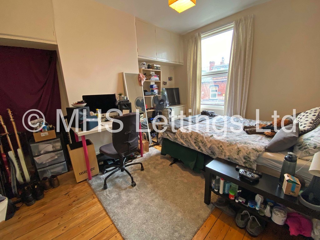 Photo of 3 Bedroom Mid Terraced House in 5 Lumley Avenue, Leeds, LS4 2LR