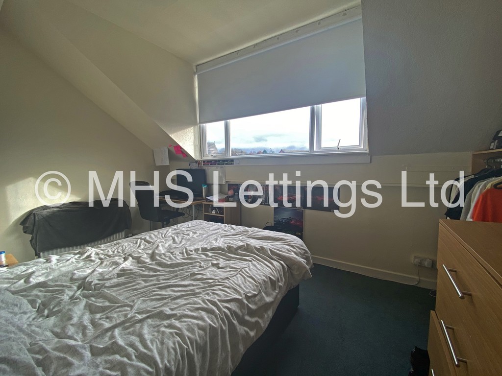 Photo of 4 Bedroom End Terraced House in 1 Pearson Terrace, Leeds, LS6 1HZ