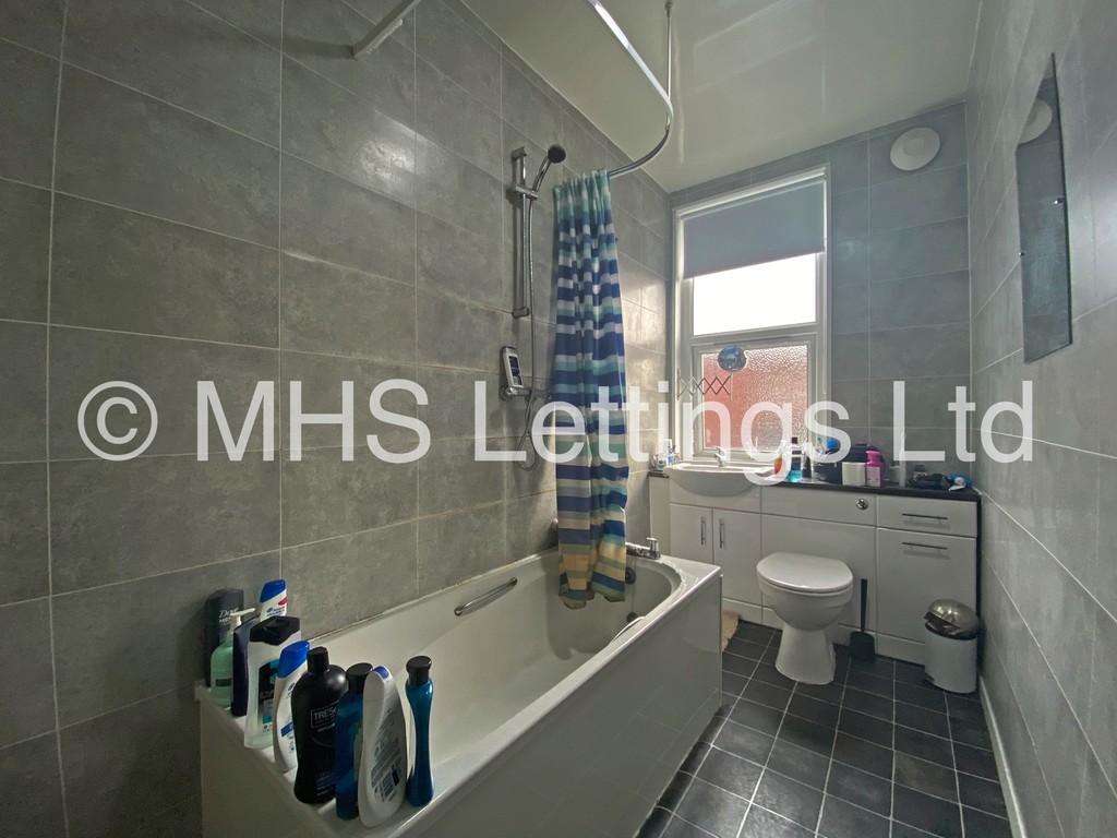 Photo of 4 Bedroom End Terraced House in 1 Pearson Terrace, Leeds, LS6 1HZ