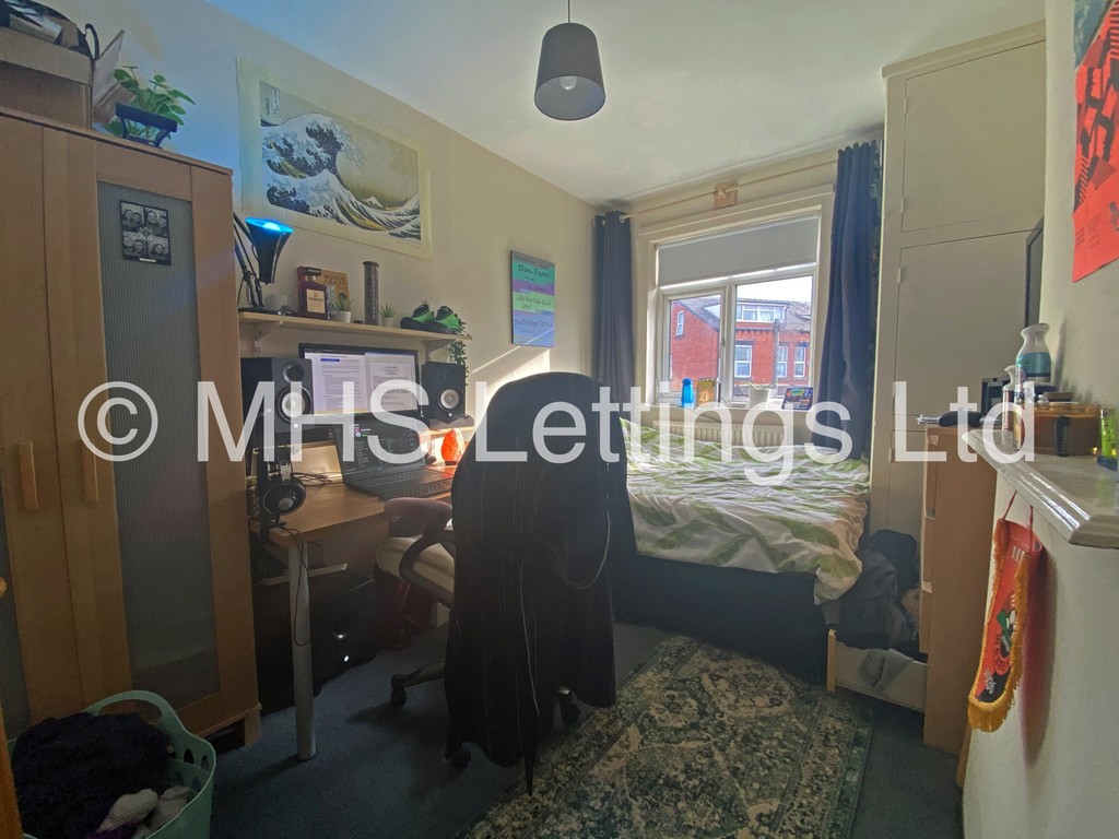 Photo of 4 Bedroom End Terraced House in 1 Pearson Terrace, Leeds, LS6 1HZ